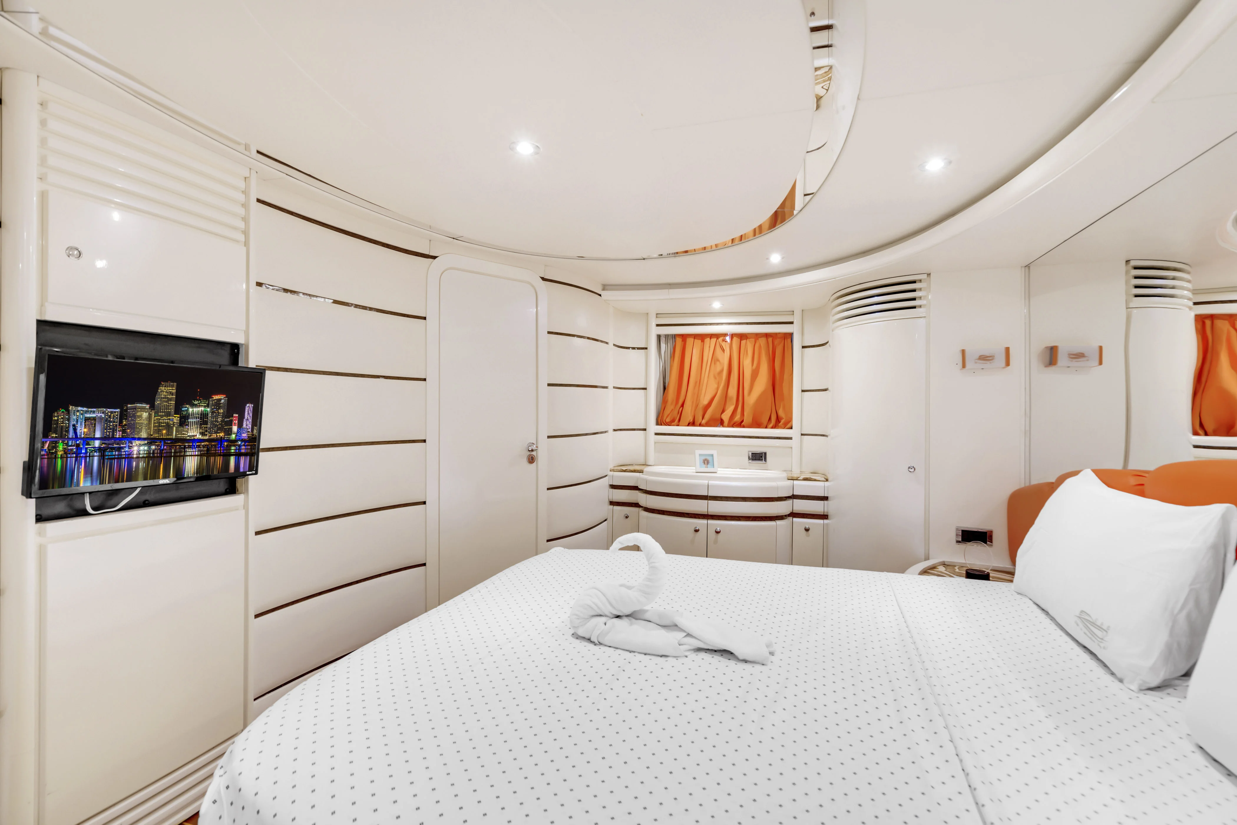 85ft Baia luxury sport features